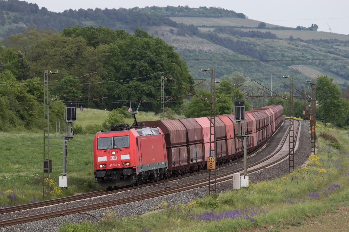 185 315-9 mit einem Ganzzug am 14. Mai 2015 aus W�rzburg kommend bei Harrbach am Main.