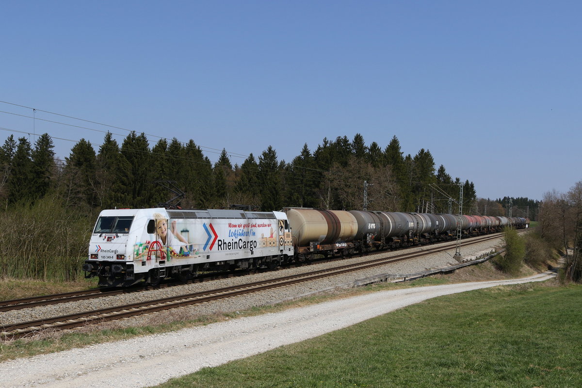185 349 von  Rheincargo  mit einem Kesselwagenzug aus Salzburg am 9. April 2020 bei Grabenst�tt.