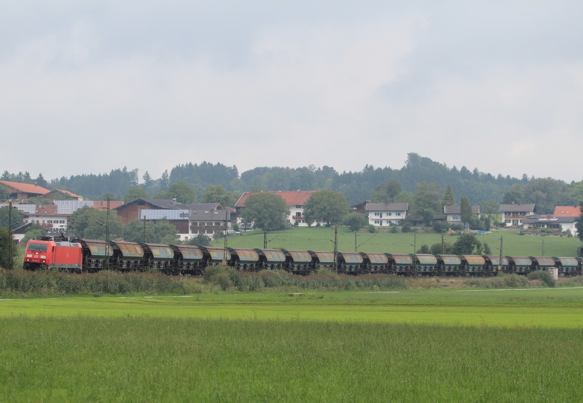 185 353-0 mit einem Sch�ttgutwagenzug am 27. August 2013 bei Weisham.