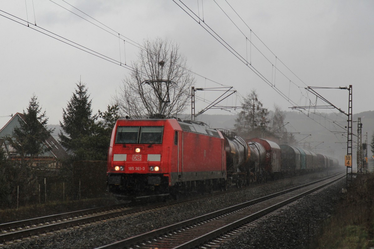 185 361-3 mit einem gemischten G�terzug bei starkem Regen am 20. Februar 2014 bei Himmelstadt.