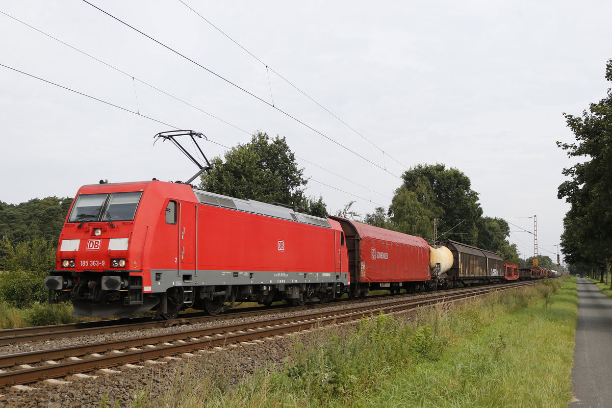 185 363-9 mit einem gemischten G�terzug am 17. August 2017 bei D�rverden.