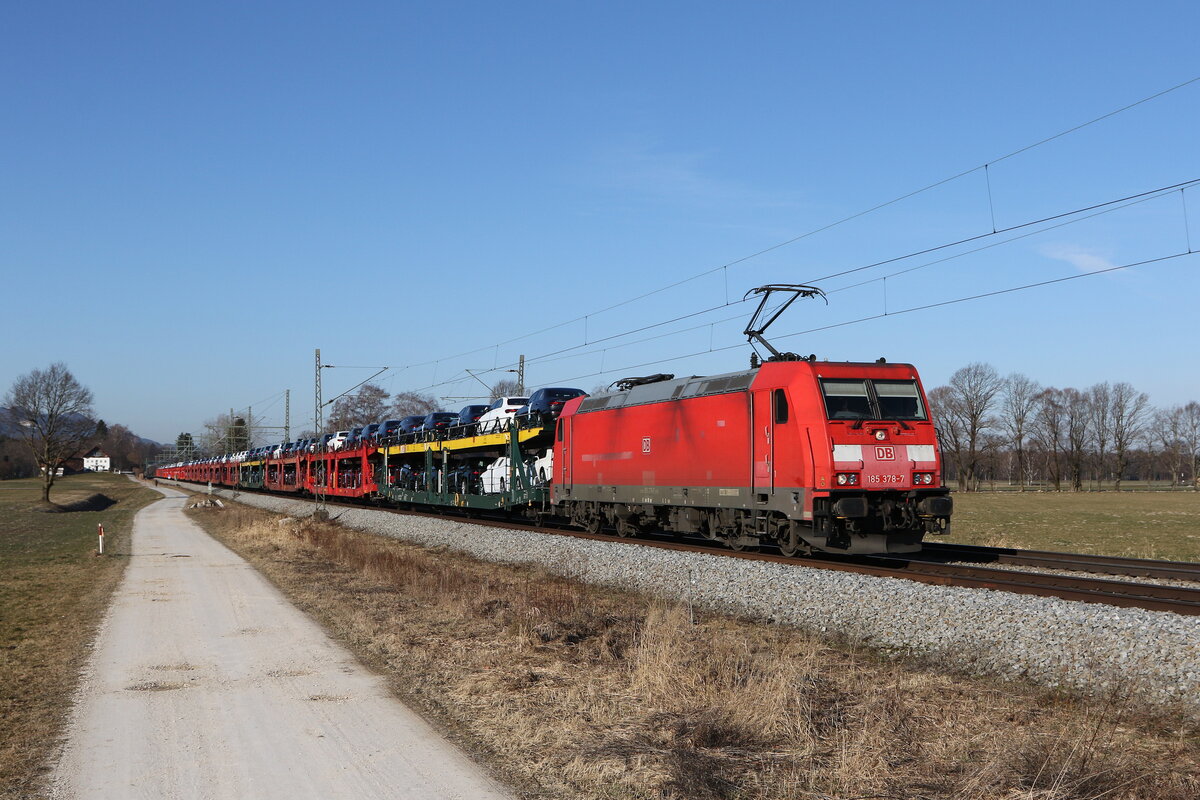 185 378 mit ein Autozug auf dem Weg nach Salzburg am 3. M�rz 2022 bei �bersee am Chiemsee.