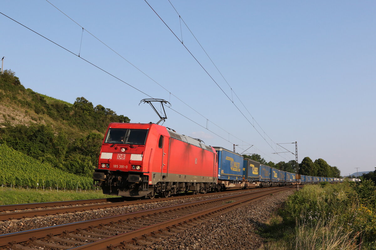 185 391 war am 23. Juli 2021 bei Himmelstadt am Main mit einem  KLV  in Richtung Gem�nden unterwegs.