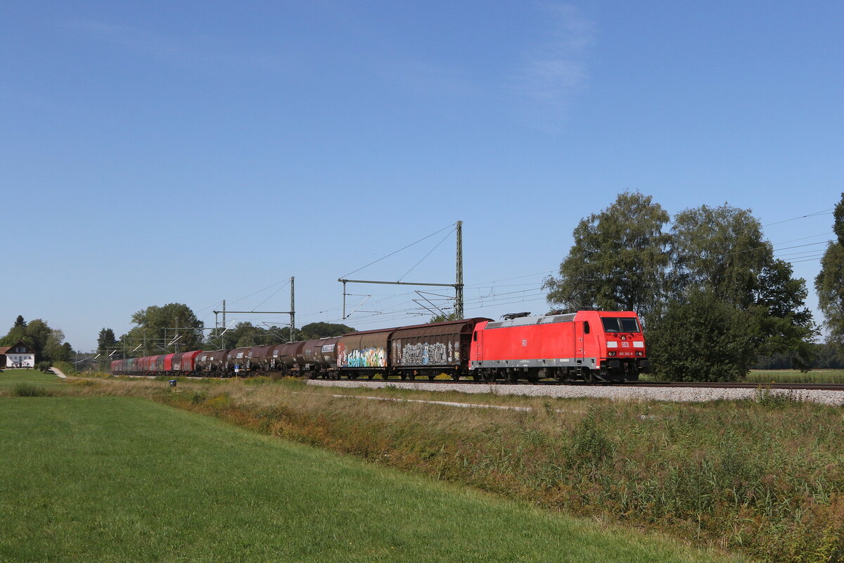 185 392 mit einem gemischten G�terzug am 23. August 2022 bei �bersee im Chiemgau.