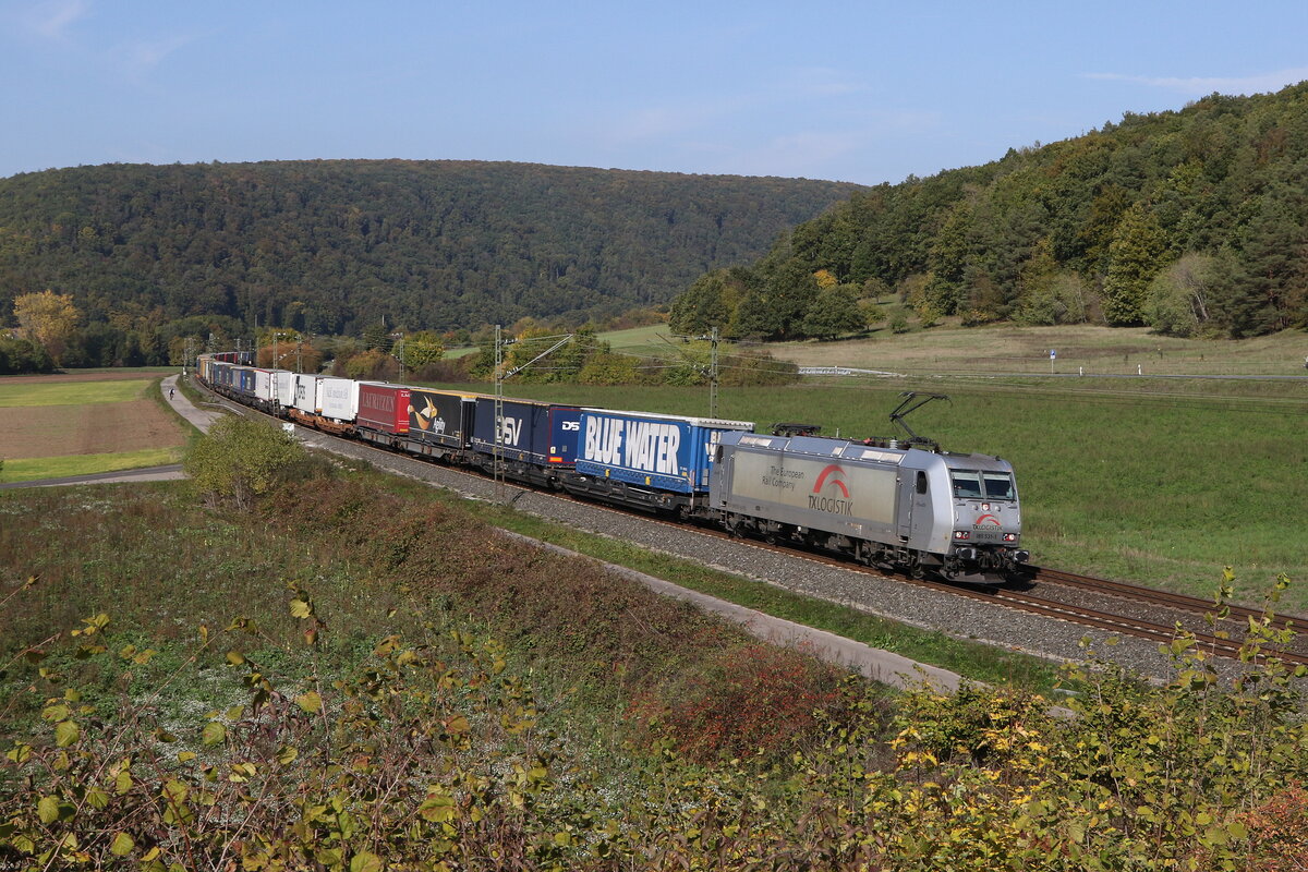 185 531 von  TX Logistik  mit einem  KLV  aus Gem�nden kommend am 12. Oktober 2022 bei Harrbach im Maintal.