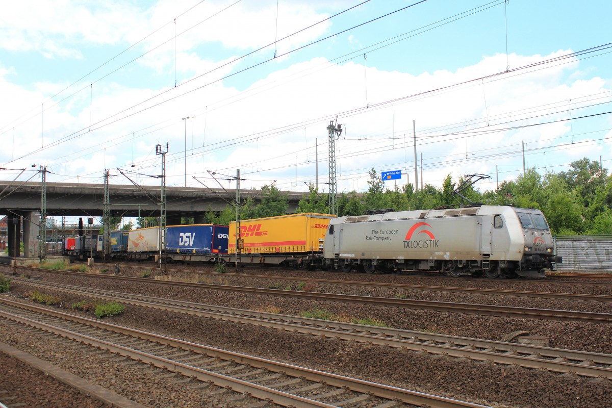 185 538-6 durchfährt am 31. Juli 2013 den Bahnhof von Hamburg-Harburg.