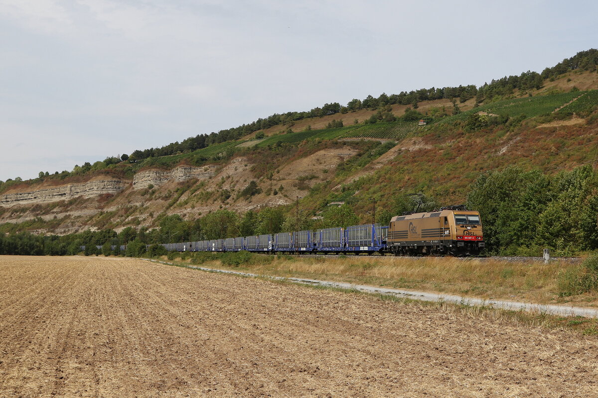 185 597 von  HSL  war am 5. August 2022 mit einem Autozug bei Th�ngersheim in Richtung W�rzburg unterwegs.