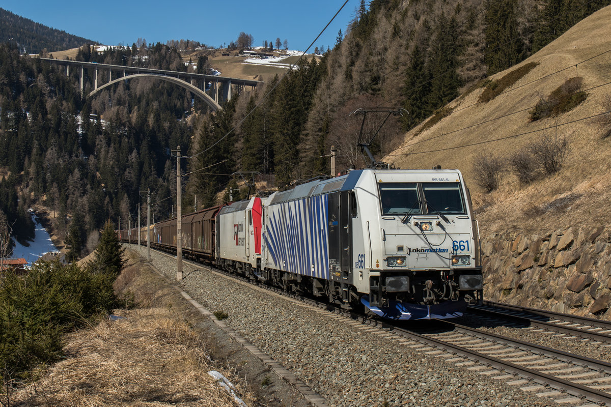 185 661-6 und 185 664 von  Kombi Verkehr  waren am 19. M�rz 2016 bei St. Jodok in Richtung Brenner unterwegs.