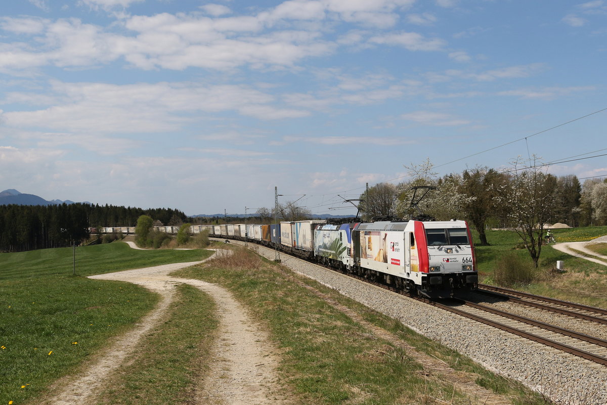 185 664 und 193 773 waren am 12. April 2020 mit dem  Ekol  bei Grabenst�tt im Chiemgau in Richtung Salzburg unterwegs.