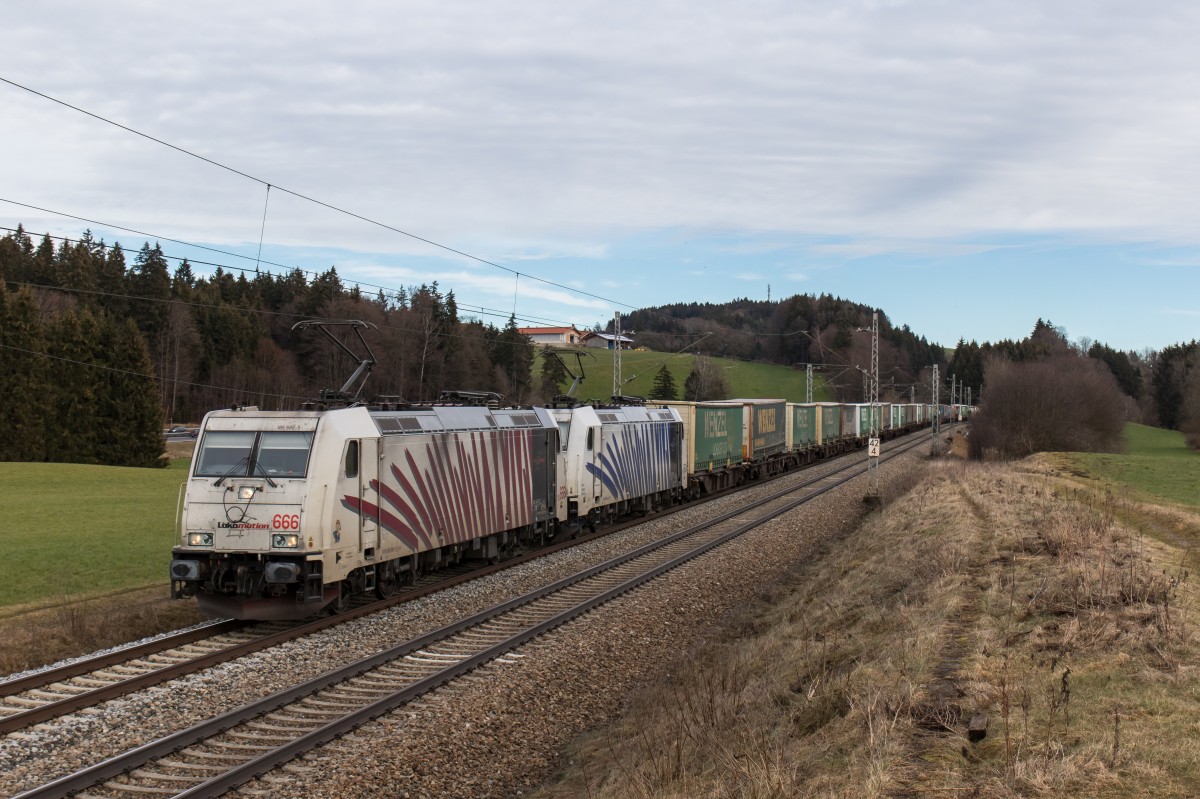 185 666-5 und 185 663 mit dem  Wenzel-Zug  am 13. Februar 2016 bei Grabenst�tt.