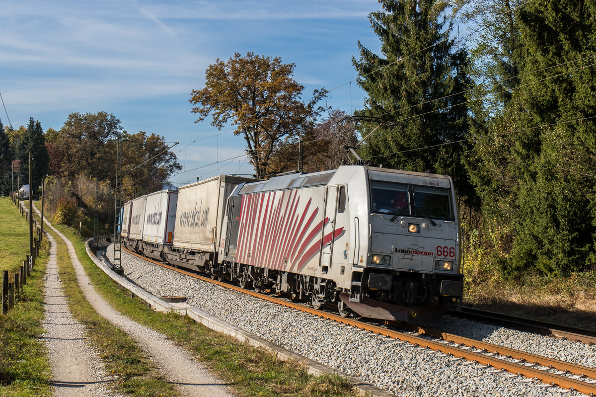 185 666-5 war am 1. November 2016 bei Grabenst�tt mit dem  Ekol -Zug in Richtung Freilassing unterwegs.