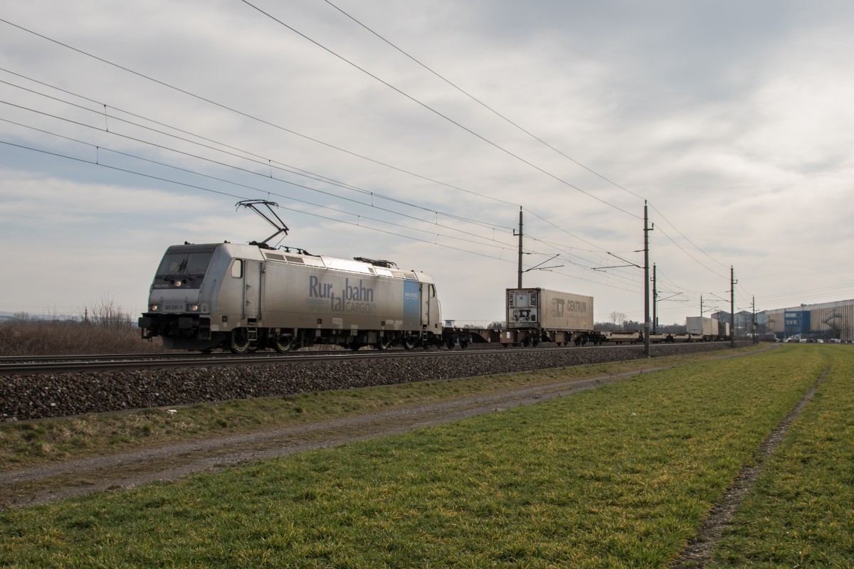 185 690-5 mit einem Containerzug am 17. M�rz 2015 bei Enns.