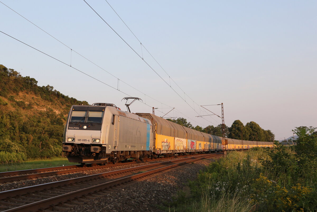 185 695 mit einem Autozug aus W�rzburg kommend am 23. Juli 2021 bei Himmelstadt.