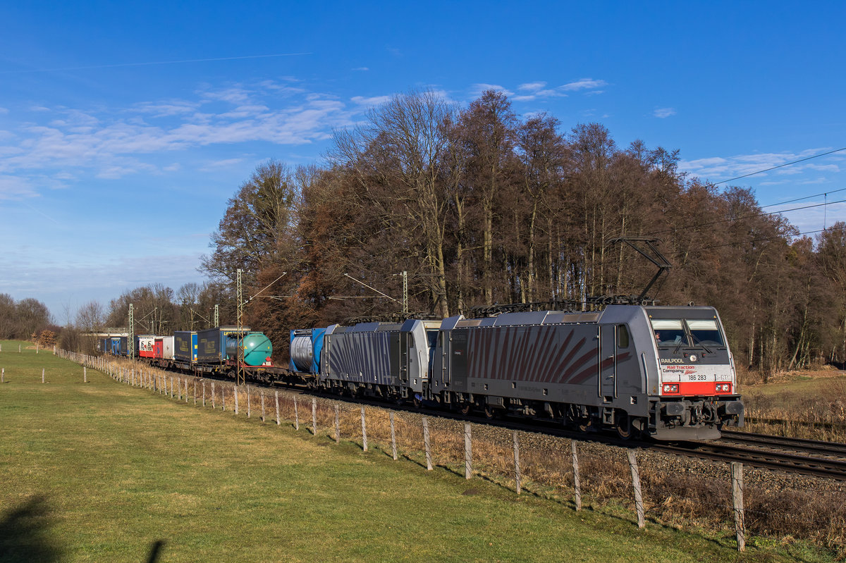 186 283 und 186 441 mit einem  KLV  am 13. Dezember 2016 bei Vogl.