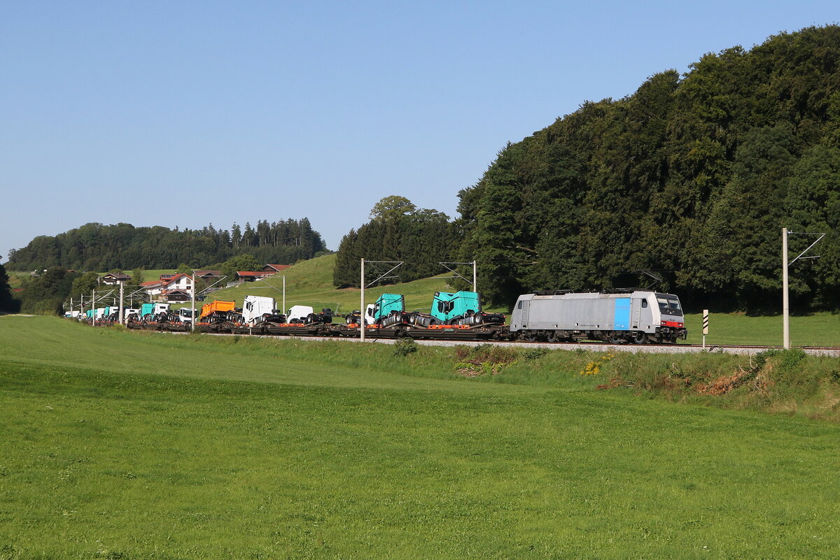 186 283 von  Railpool  war mit  LKW-Zugmaschinen  bei Axdorf in Richtung Freilassing unterwegs.