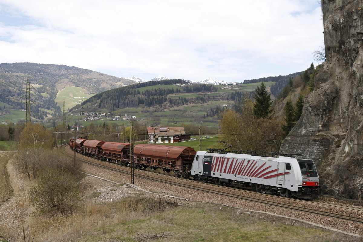 186 284 mit einem Schotterzug vom Brenner kommend. Aufgenmommen am 7. April 2017 kurz nach Sterzing in S�dtirol.