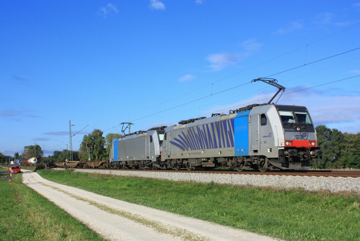 186 287 zog am 13. Oktober 2013 einen G�terzug in Richtung Salzburg. Das Foto entstand bei �bersee am Chiemsee.