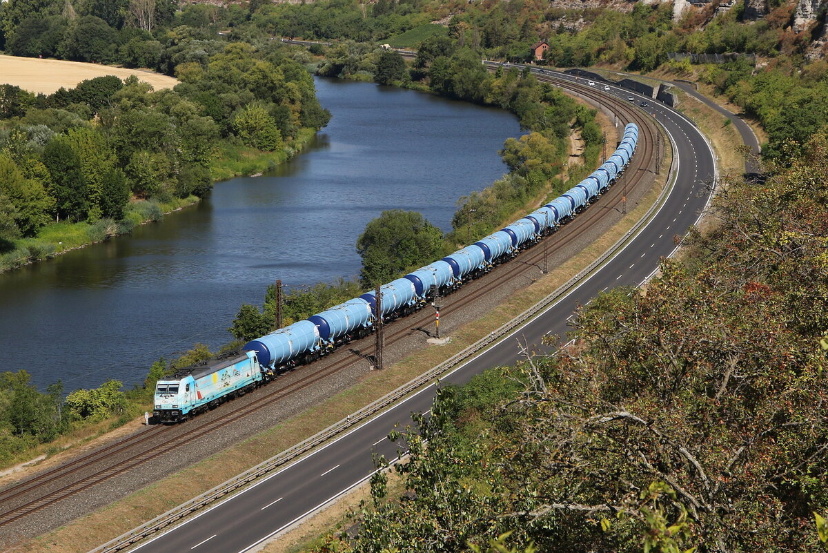 186 364 von  HSL  mit einem Kesselwagenzug aus Gem�nden kommend am 6. August 2022 bei Himmelstadt.
