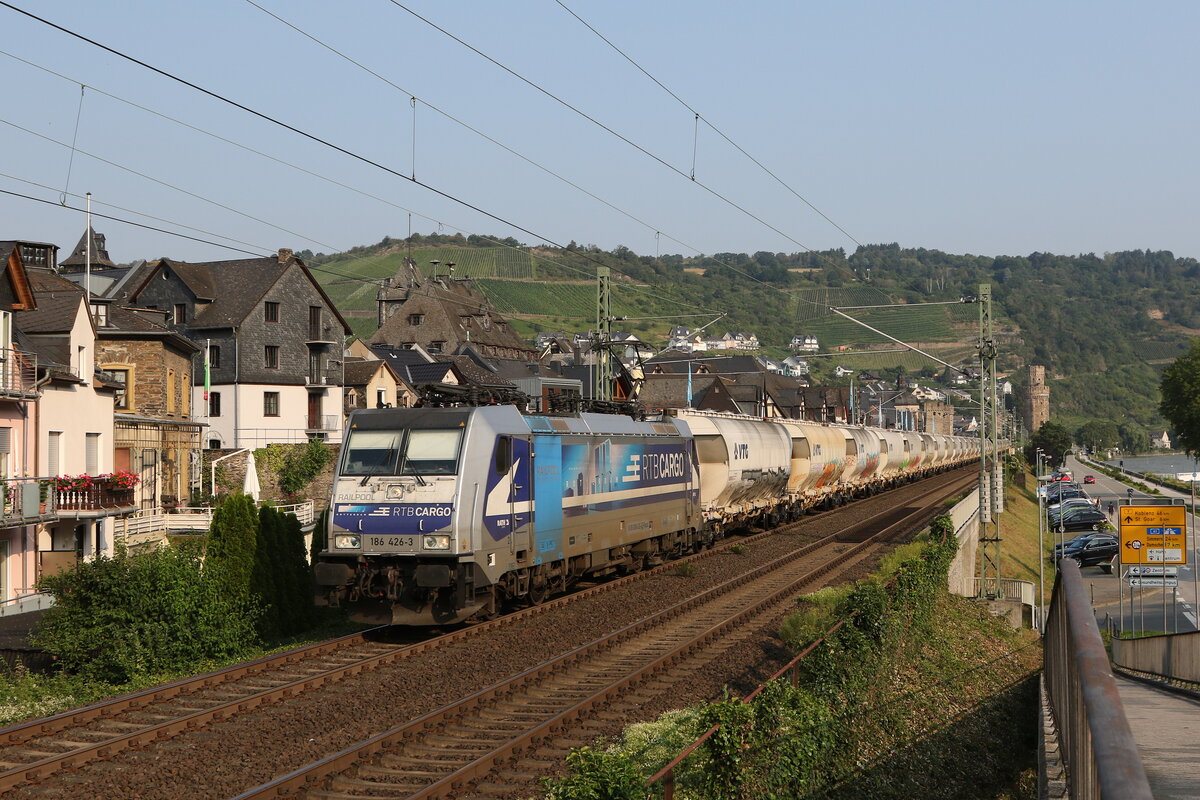 186 426 der  Rurtalbahn Cargo  mit  Sch�ttgutwagen  am 23. Juli 2021 bei Oberwesel.