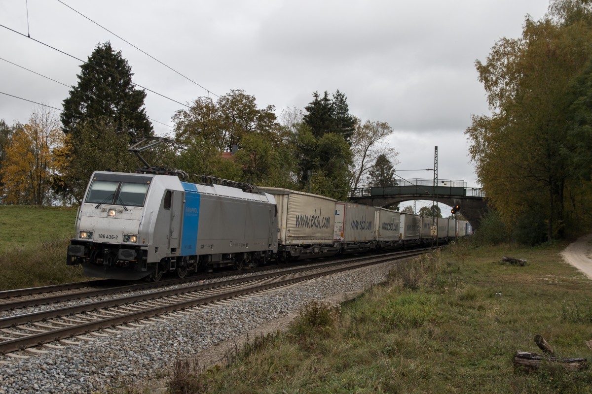 186 436-2 mit dem  Ekol -Zug aus Salzburg kommend am 23. Oktober 2015 bei �bersee am Chiemsee.