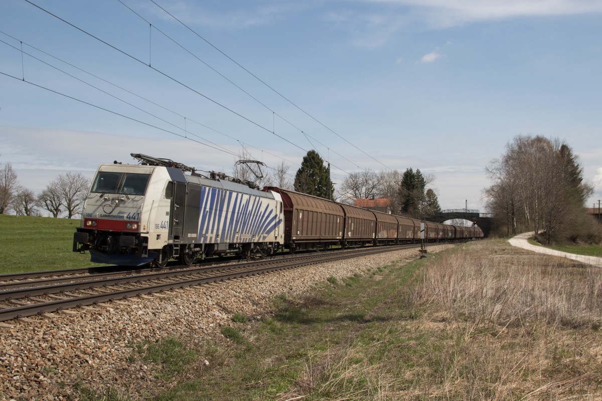 186 441-2 mit einem Ganzzug am 12. April 2015 bei �bersee am Chiemsee.