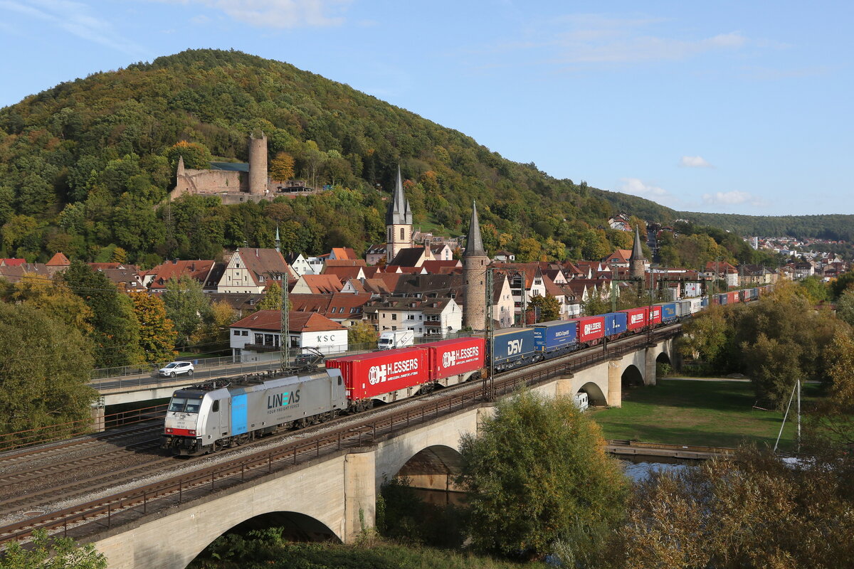 186 501 von  LINEAS  mit einem  KLV  am 10. Oktober 2022 bei Gem�nden am Main.