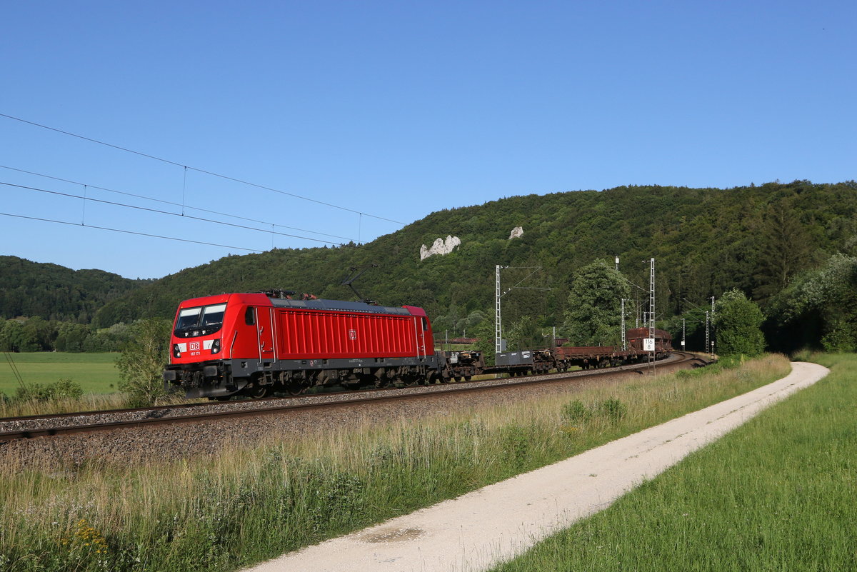187 171 mit einem gemischten G�terzug am 30. Juni 2020 bei Dollnstein im Altm�hltal.