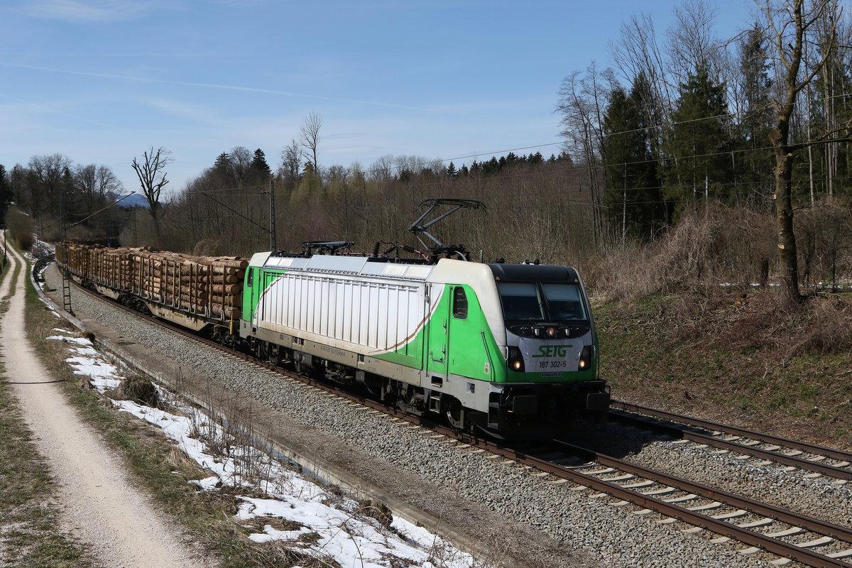 187 302 war mit einem  Holzzug  am 9. April 2021 bei Grabenst�tt auf dem Weg nach Salzburg.