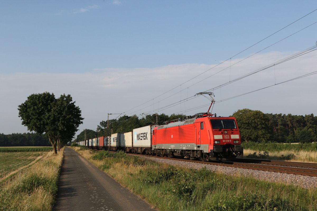 189 018 mit einem Containerzug am 27. Juni 2020 bei D�rverden.