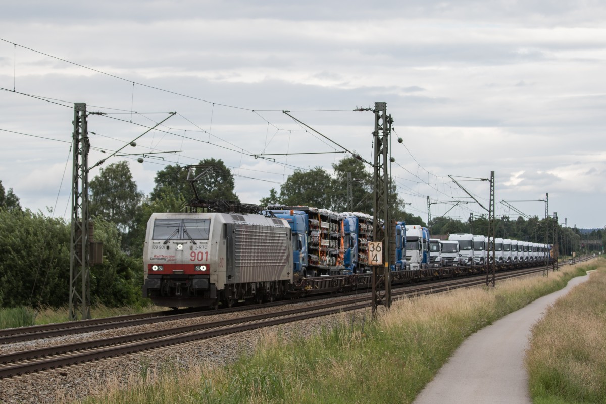 189 901 mit einem LKW-Zug am 21. Juni 2015 bei �bersee.