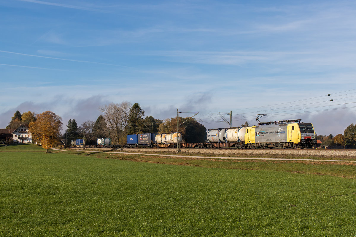 189 902 mit einem Containerzug aus M�nchen kommend am 1. November 2016 bei �bersee.