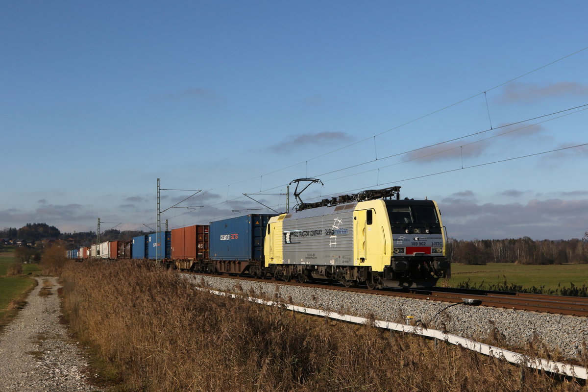 189 902 mit einem Containerzug aus M�nchen kommend am 24. November 2020 bei Bernau am Chiemsee.