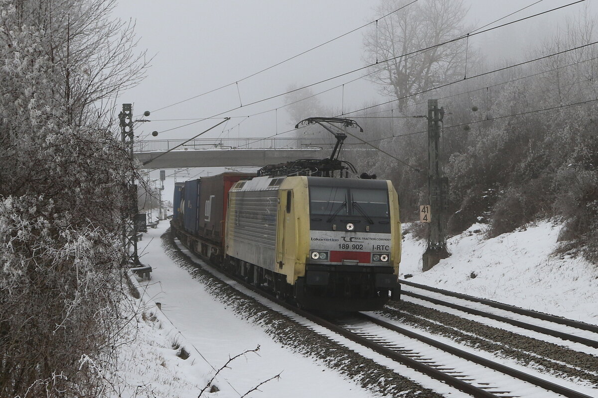 189 902 mit einem  KLV  auf dem Weg nach Salzburg am 25. Januar 2022 bei Grabenst�tt im Chiemgau.
