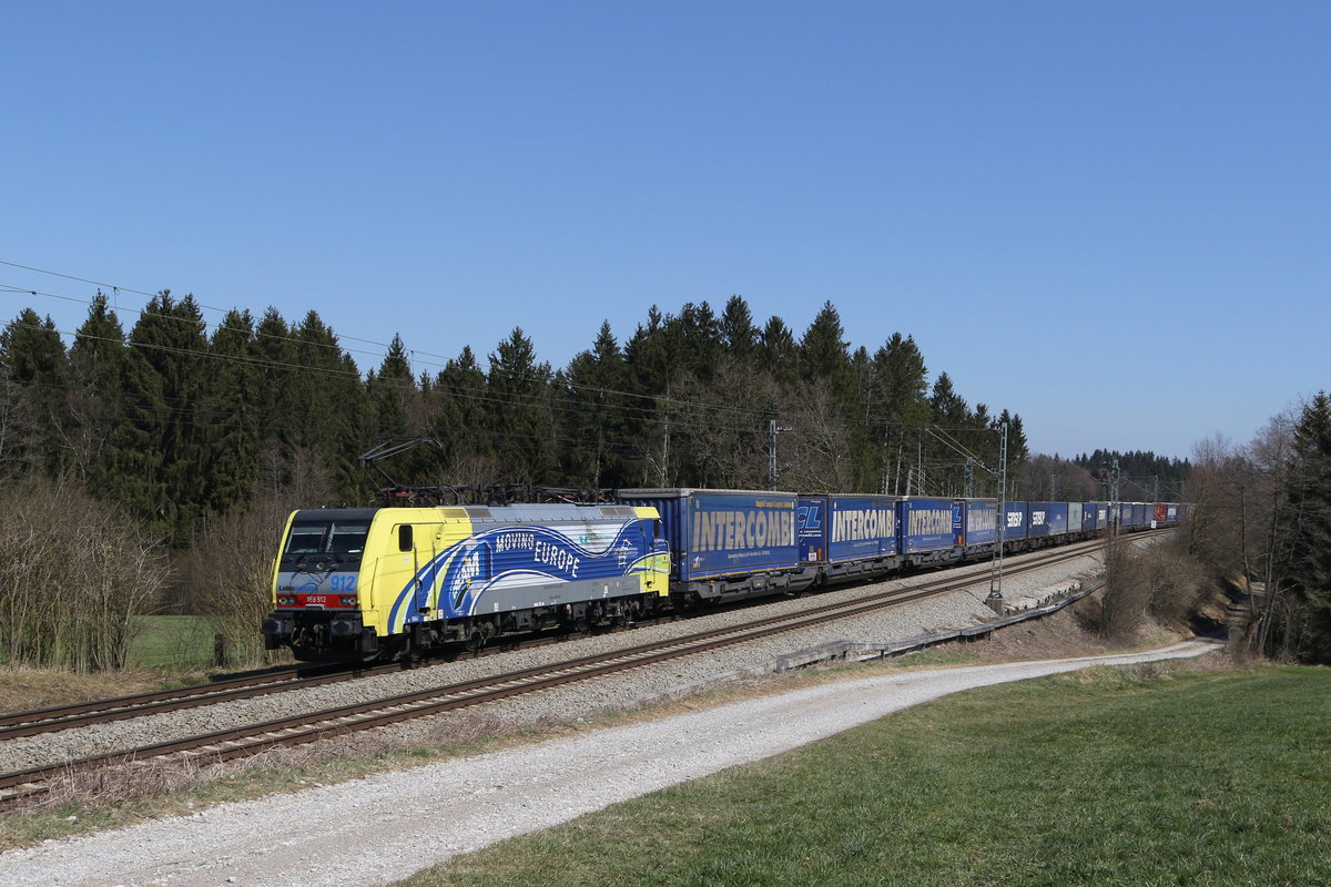 189 912  Moving Europe  mit dem  Intercombi  aus Salzburg kommend am 1. April 2020 bei Grabenst�tt.