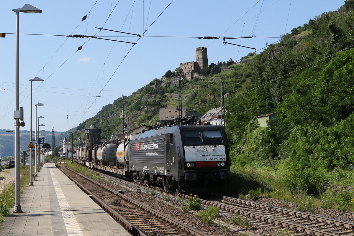 189 996 mit einem  KLV  bei der Durchfahrt von Kaub am 21. Juli 2021.
