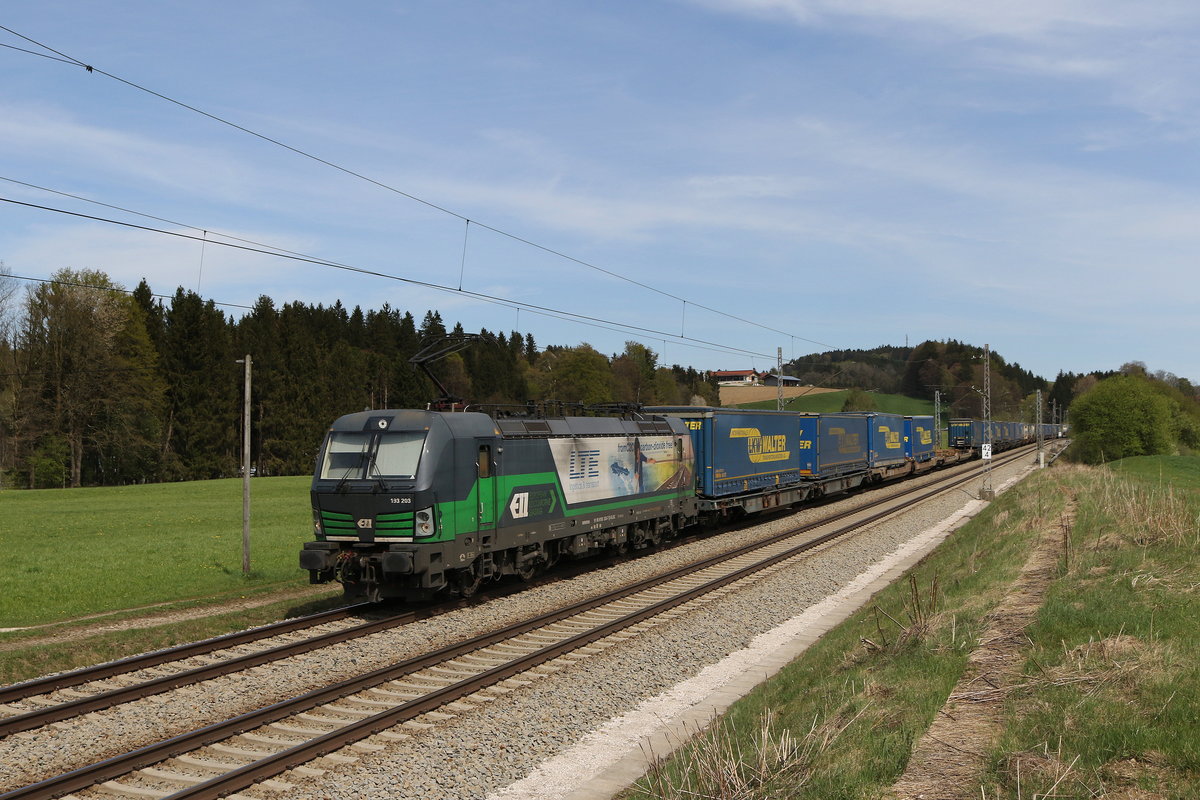193 203 mit dem  WALTER-Zug  aus Salzburg kommend am 6. April 2020 bei Grabenst�tt.