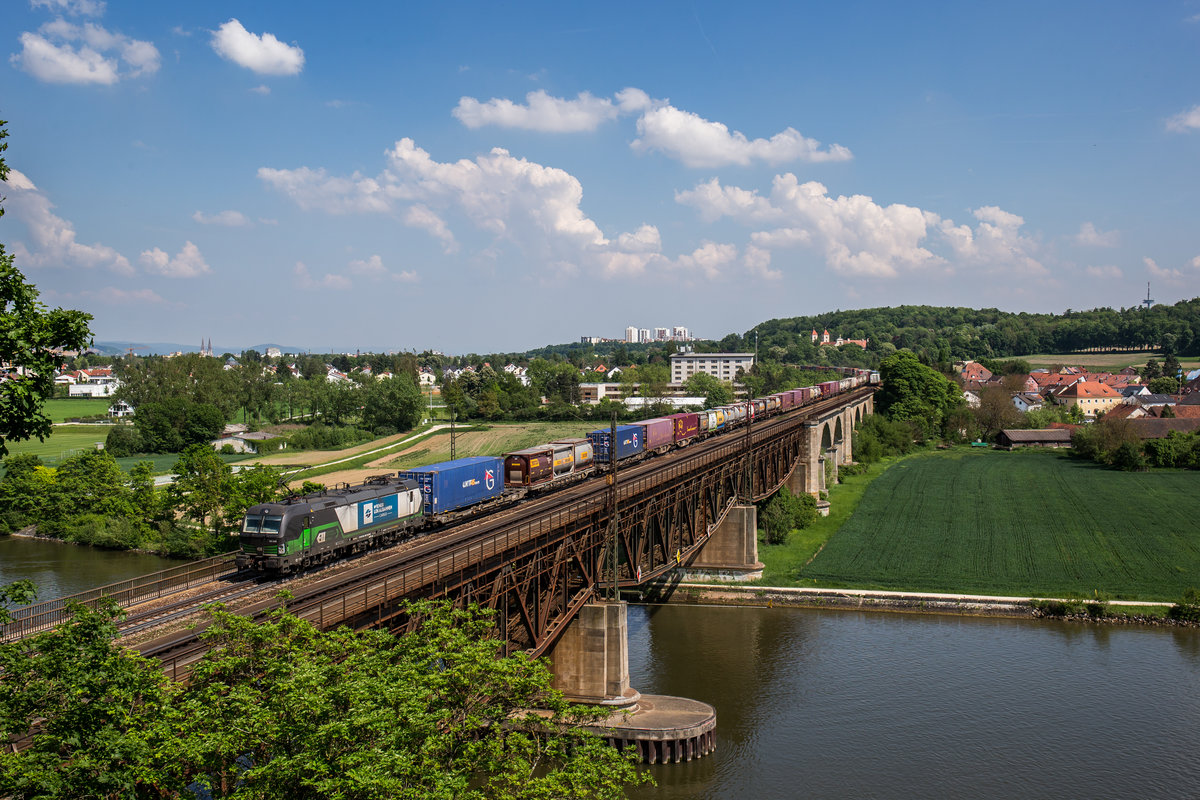 193 236 mit einem Containerzug am 19. Mai 2017 auf der  Mariaorter Br�cke  bei Regensburg.