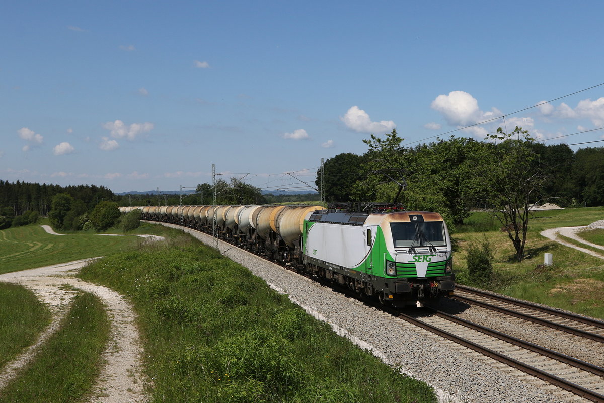 193 285 mit einem Kesselwagenzug aus M�nchen kommend am 2. Juni 2020 bei Grabenst�tt.