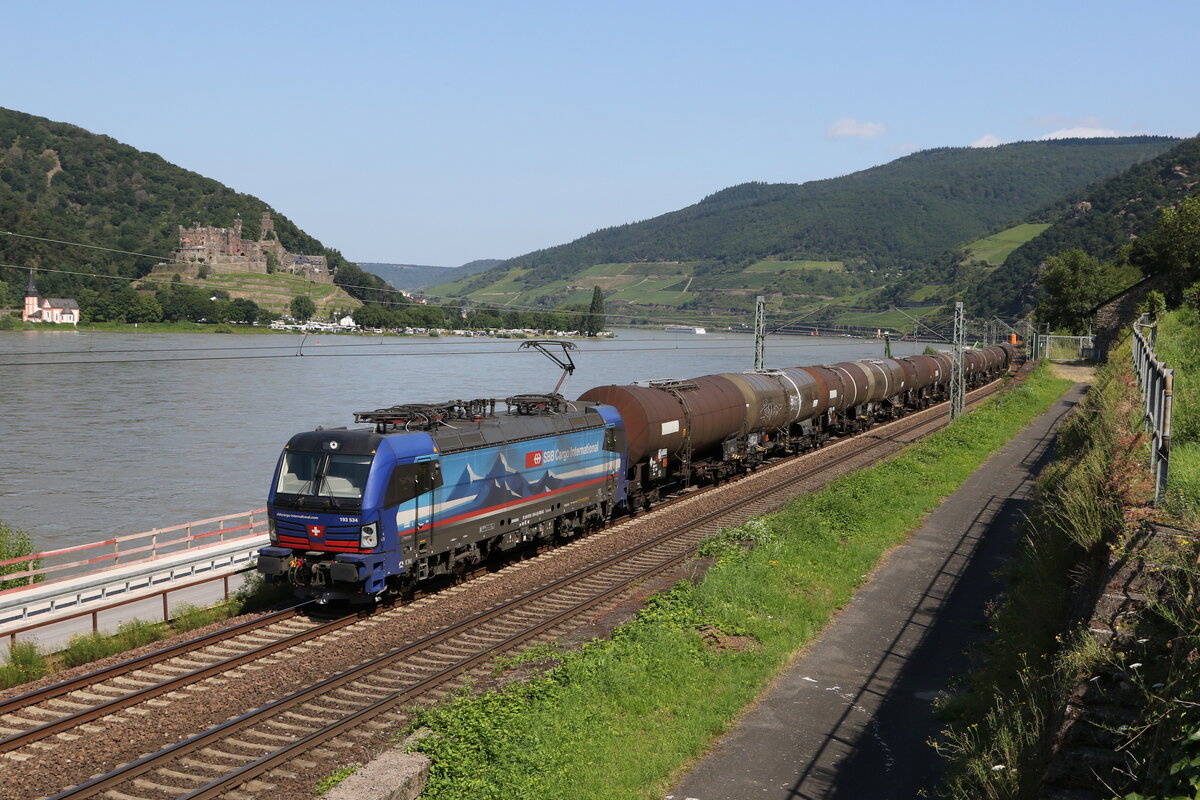 193 534 der  SBB Cargo  mit einem Kesselwagenzug am 21. Juli 2021 bei Assmannshausen am Rhein.