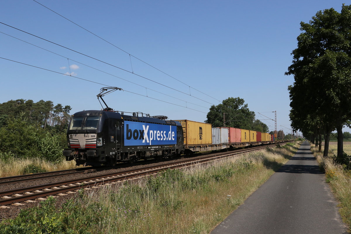 193 608 mit einem Containerzug am 26. Juni 2020 bei D�rverden.