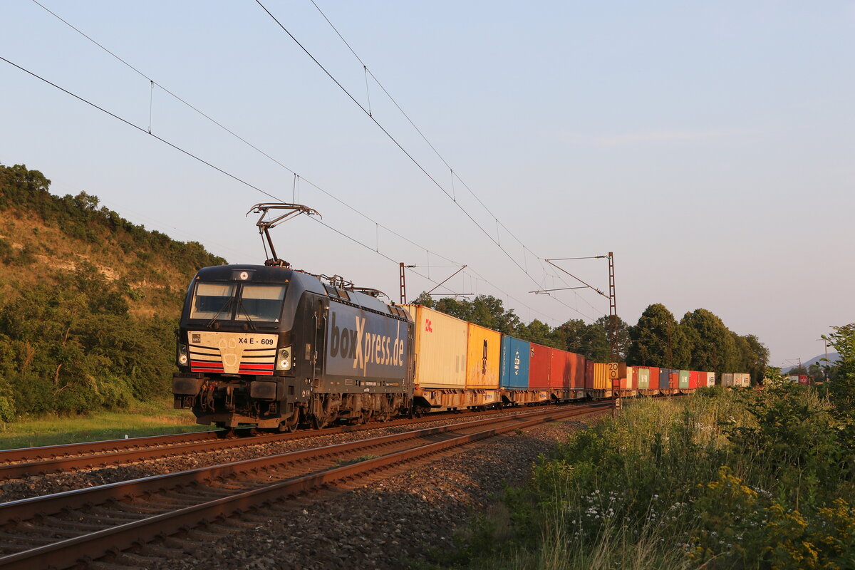 193 609 mit einem Containerzug aus W�rzburg kommend am 23. Juli 2021 bei Himmelstadt.