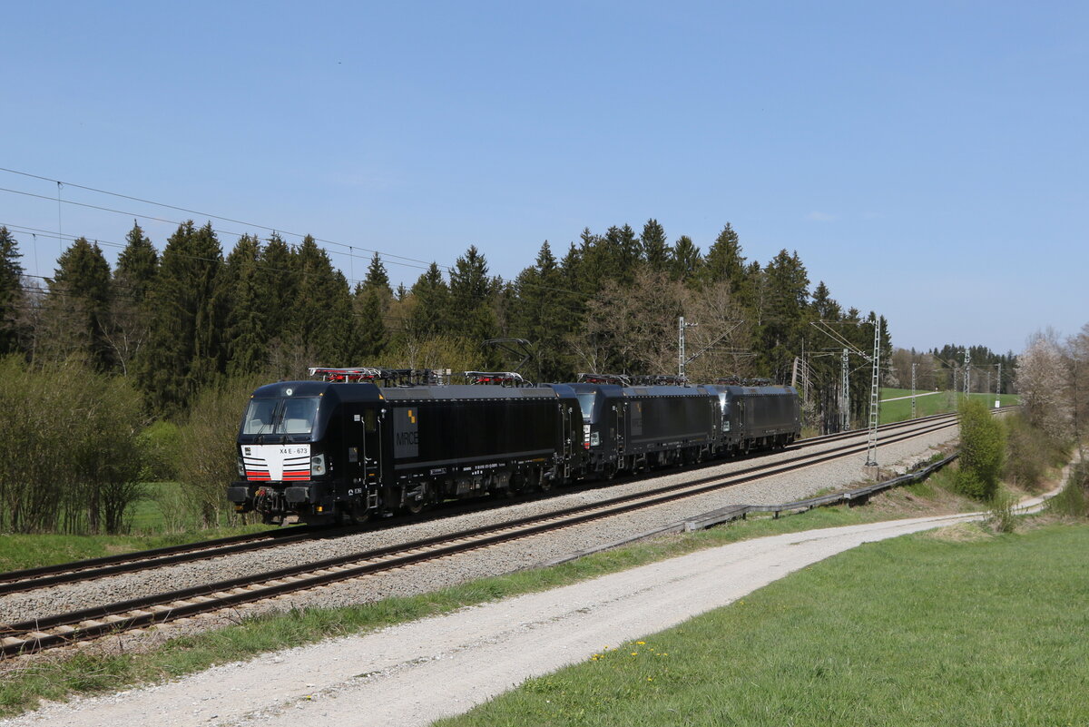 193 673, 193 719 und 191 032 waren am 28. April 2021 bei Grabenst�tt im Chiemgau in Richtung M�nchen unterwegs.