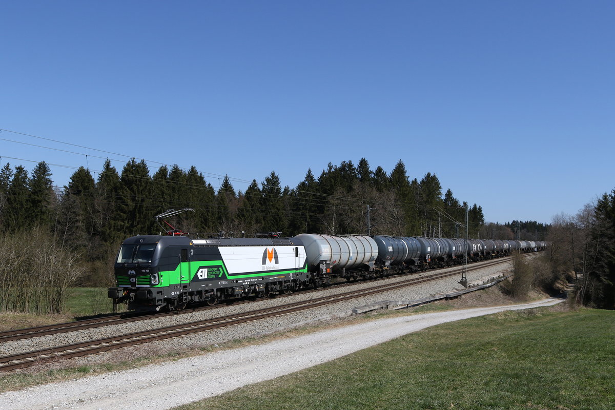 193 753 von MMV Rail Austria  mit einem Kesselwagenzug aus Salzburg kommend am 6. April 2020 bei Grabenst�tt im Chiemgau.