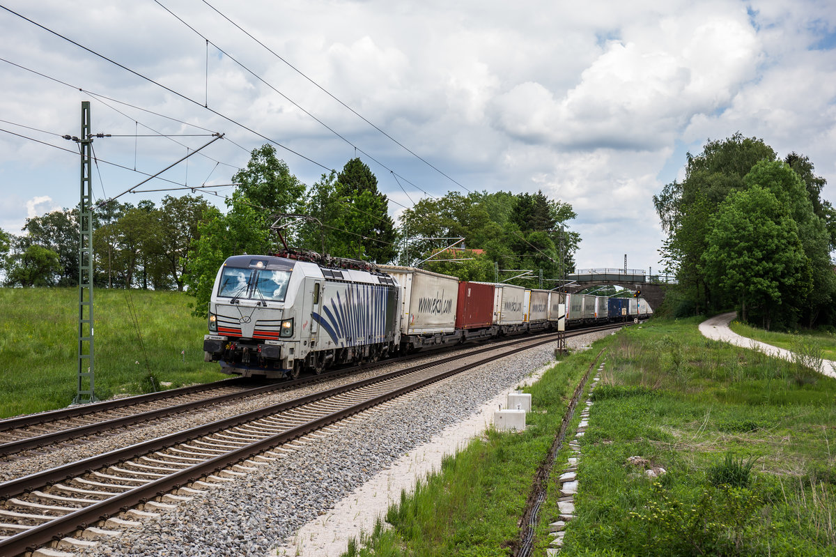 193 772 am 25. Mai 2017 mit dem  Ekol -Zug bei �bersee am Chiemsee.