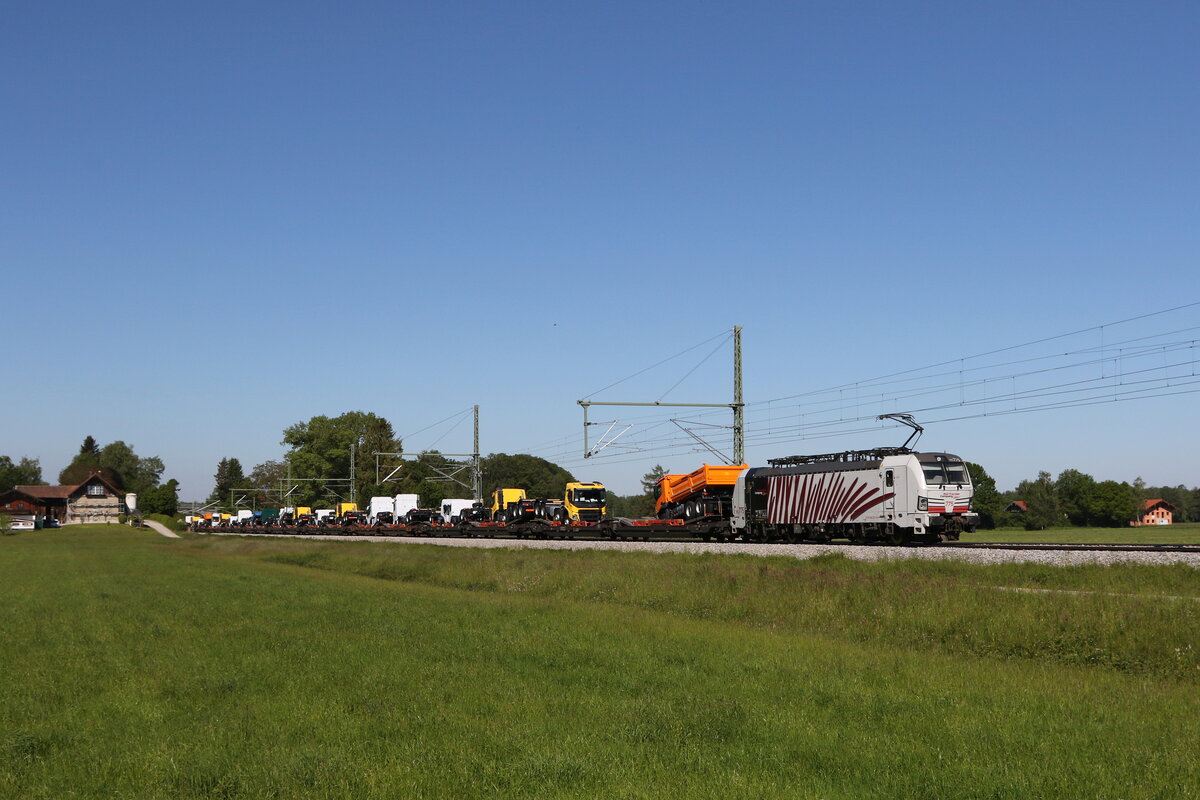 193 775 mit  LKW-Zugmaschinen  aus M�nchen kommend am 1. Juni 2021 bei �bersee.