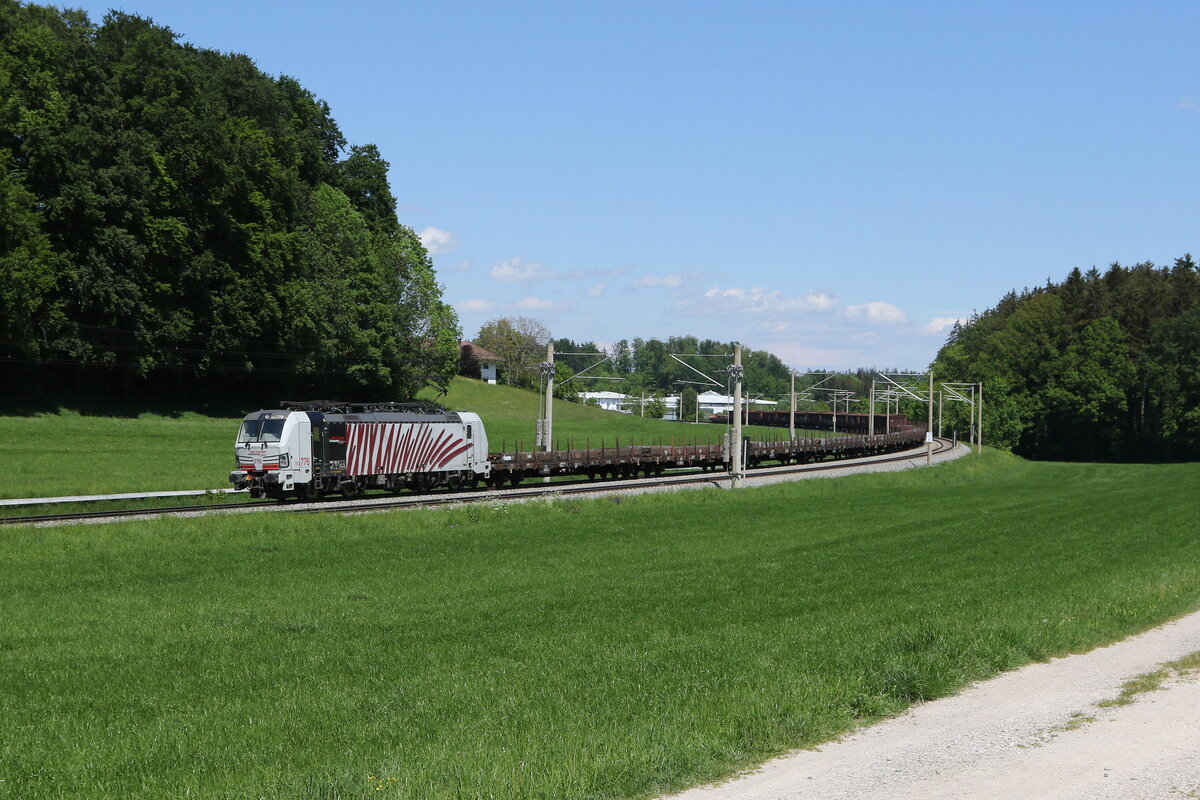 193 776 mit einem Stahlzug aus Freilassing kommend am 12. Mai 2024 bei Axdorf.