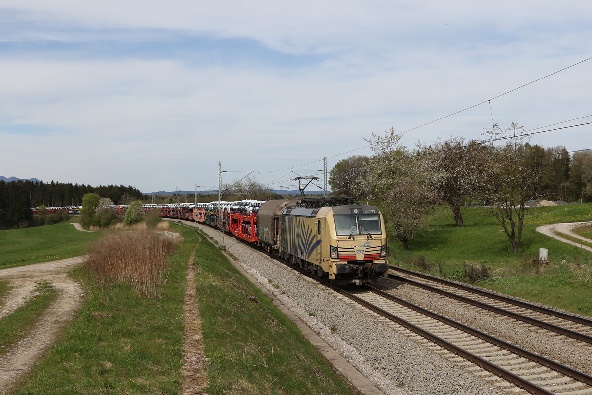 193 777 war am 4. Mai 2021 bei Grabenst�tt mit einem Autozug in Richtung Freilassing unterwegs.