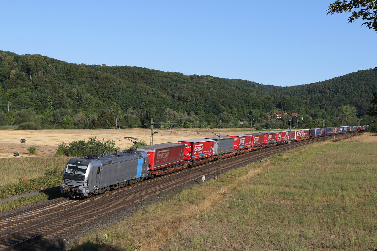 193 827 mit einem  KLV  auf dem Weg nach W�rzburg. Aufgenommen am 6. August 2022 bei Harrbach.