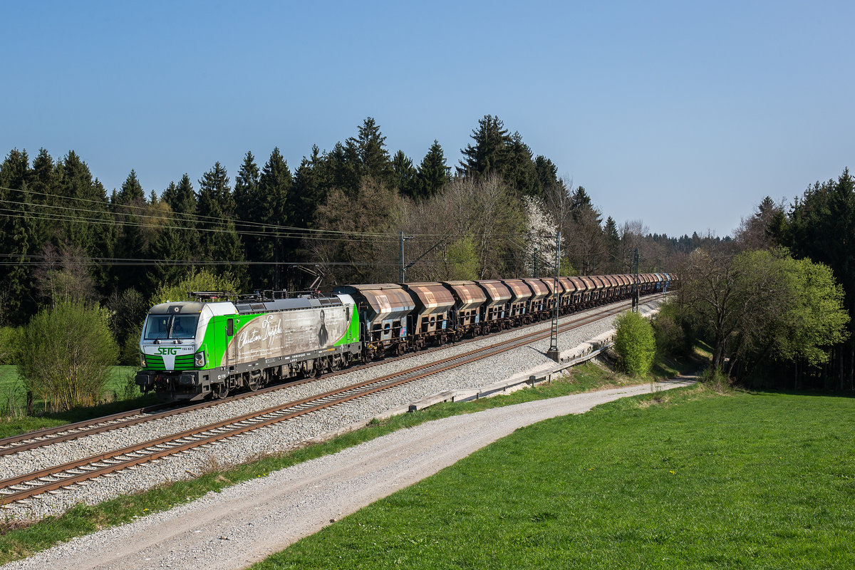 193 831  Christian Doppler  mit einem Ganzzug aus Salzburg kommend am 9. April 2017 bei Grabenst�tt.