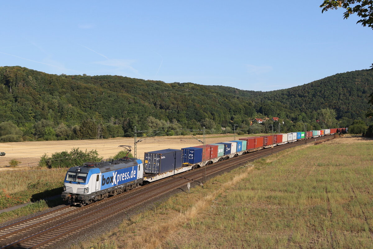 193 840 von  BoxXpress  war mit einem Containerzug am 8. August 2022 bei Harrbach in Richtung W�rzburg unterwegs.